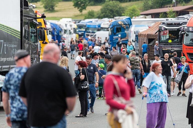 Das Gelände des Autohofs Strohofer verwandelt sich an diesem Wochenende wieder in eine Erlebniswelt für Trucker- und Country-Fans. Das Gelände des Autohofs Strohofer verwandelt sich an diesem Wochenende wieder in eine Erlebniswelt für Trucker- und Country-Fans.
