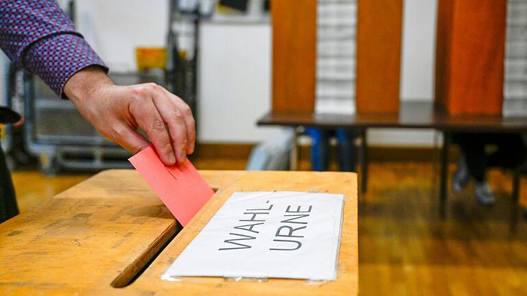 Im Würzburger Rathaus hat die Stadt eigene Wahlkabinen aufgestellt, damit Briefwähler vor Ort abstimmen können. Diese Möglichkeit besteht bis Freitag, 18 Uhr.