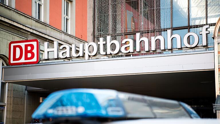 Polizei Symbolbild       -  Die Bundespolizei am Münchner Hauptbahnhof hat das Bargeld in Empfang genommen und gezählt. (Symbolbild)