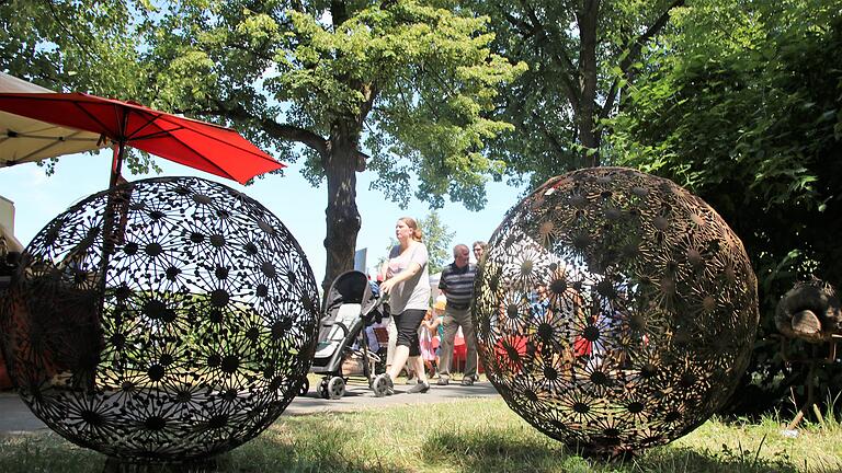 Das Alleefest „Kunst und Kulinarisches“ zog trotz großer Hitze dank schattiger Bäume wieder viele Besucher in seinen Bann.