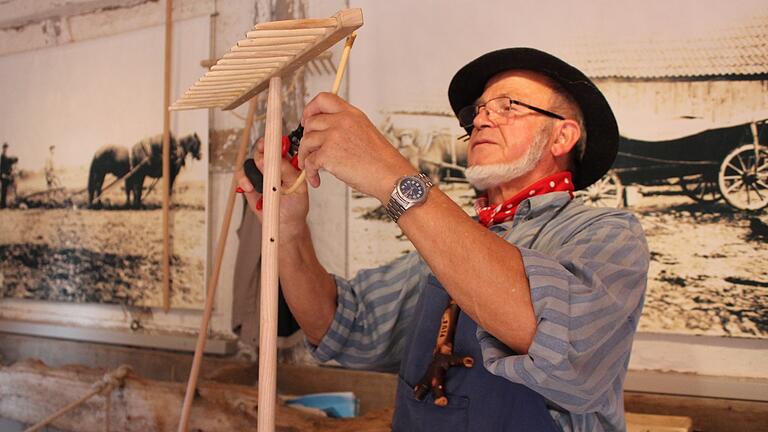 Fast schon vergessenes Handwerk, wie zum Beispiel Holzrechen früher von Hand gefertigt wurden, konnte man im Museumsdorf bestaunen. Fast schon vergessenes Handwerk, wie zum Beispiel Holzrechen früher von Hand gefertigt wurden, konnte man im Museumsdorf bestaunen.