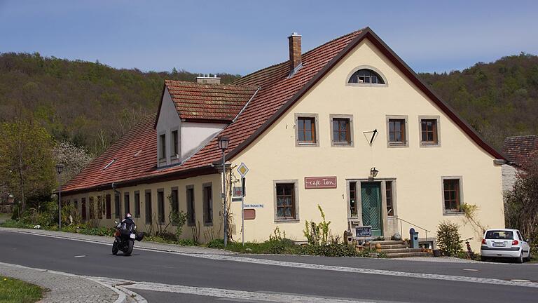 Im Inneren der Keramikwerkstatt in Fabrikschleichach stehen größere Umbaumaßnahmen an. Sowohl Töpferei als auch das dazugehörige Café sollen aber weiterbetrieben werden.