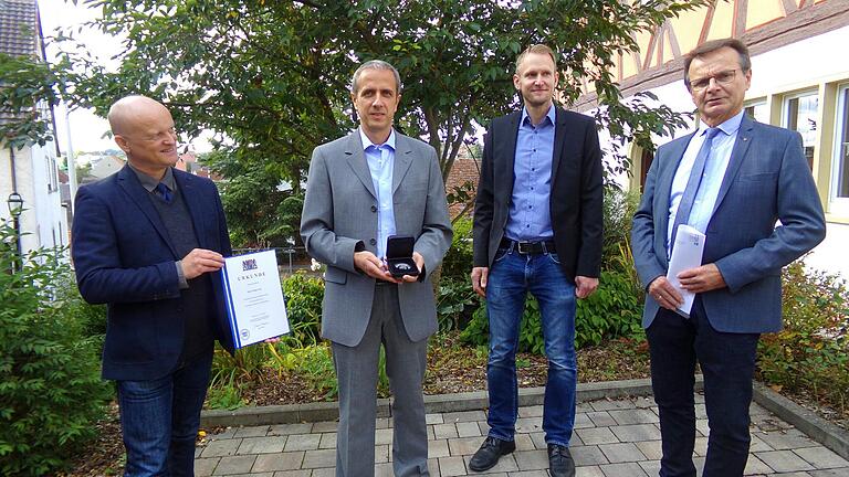Stefan Fach aus Bütthard-Tiefenthal wurde mit der Denkmalschutzmedaille des Bayerischen Landesamtes für Denkmalpflege ausgezeichnet (von links): Ralf Obst, Stefan Fach, Nils Ostermeier und Peter Ernst.
