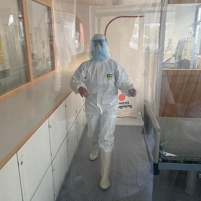 Ein Foto, das Leiter Prof. Lothar Schramm im Frühjahr 2020 machte: 'Astronautenlook' nannten Mitarbeiter des Würzburger Dialyse-Zentrums die improvisierte Schutzkleidung, die sich das Personal zu Beginn der Corona-Pandemie zulegte. Ein Foto, das Leiter Prof. Lothar Schramm im Frühjahr 2020 machte: 'Astronautenlook' nannten Mitarbeiter des Würzburger Dialyse-Zentrums die improvisierte Schutzkleidung, die sich das Personal zu Beginn der Corona-Pandemie zulegte. 