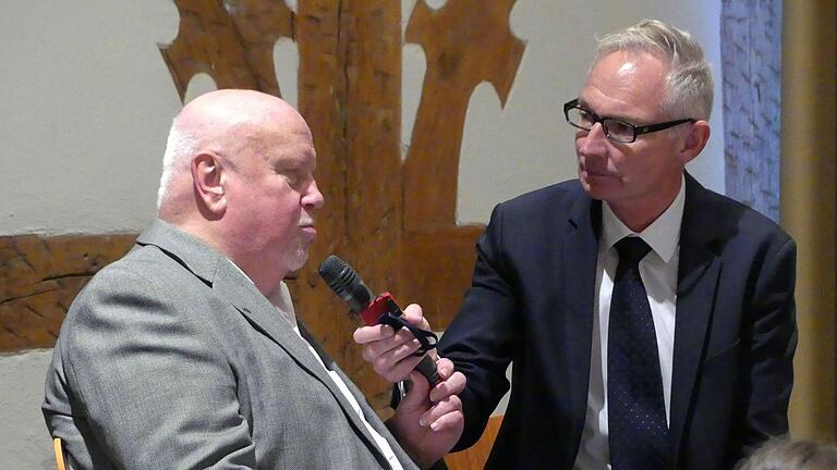 Moderator Norbert Steiche im Gespräch mit Herbert Hennlich, dem Vertreter der Blinden und Sehbehinderten im Beirat der Stadt Schweinfurt. Moderator Norbert Steiche im Gespräch mit Herbert Hennlich, dem Vertreter der Blinden und Sehbehinderten im Beirat der Stadt Schweinfurt.