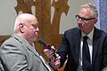 Moderator Norbert Steiche im Gespräch mit Herbert Hennlich, dem Vertreter der Blinden und Sehbehinderten im Beirat der Stadt Schweinfurt.
