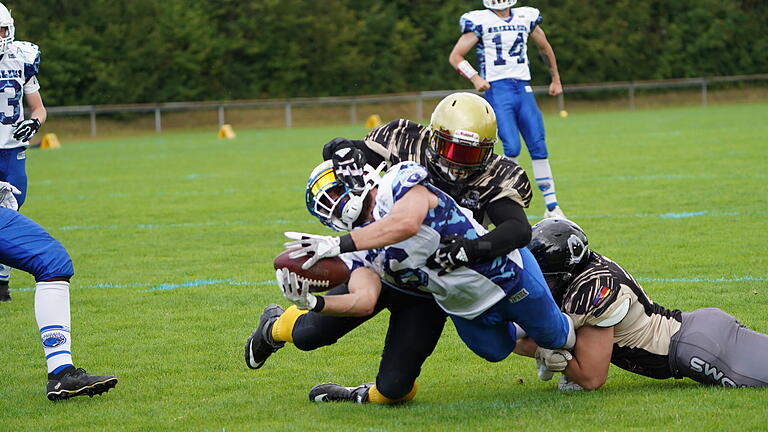American Football beim TSV Münnerstadt - Spektakulären Sport bieten die Spiele der Dark Knights vom TSV Münnerstadt (dunkle Trikots), die in einer Spielgemeinschaft mit den Bamberg Phantoms in der Landesliga antreten. American Football beim TSV Münnerstadt - Spektakulären Sport bieten die Spiele der Dark Knights vom TSV Münnerstadt (dunkle Trikots), die in einer Spielgemeinschaft mit den Bamberg Phantoms in der Landesliga antreten.