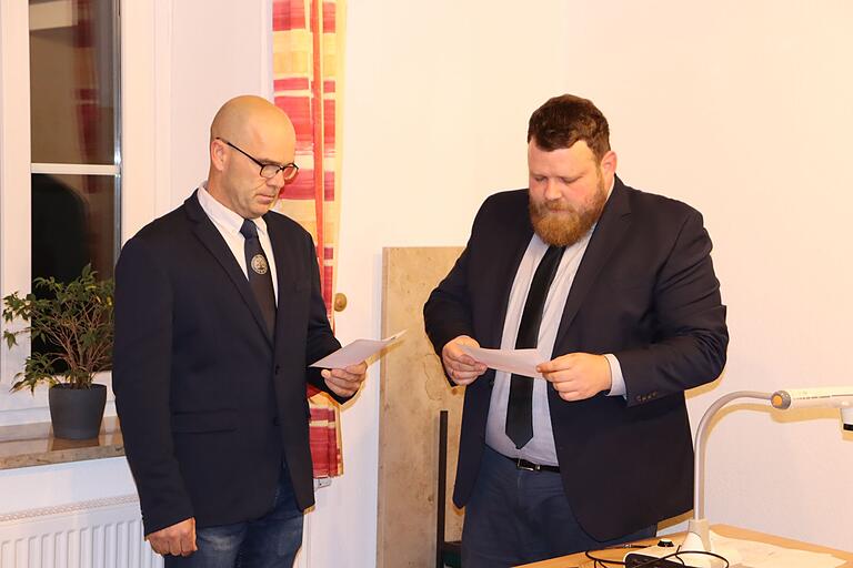 Bürgermeister Florian Hirsch (rechts) vereidigt Thorsten Schmidt (links) als neuen Feldgeschworenen von Simmershofen. Bürgermeister Florian Hirsch (rechts) vereidigt Thorsten Schmidt (links) als neuen Feldgeschworenen von Simmershofen.