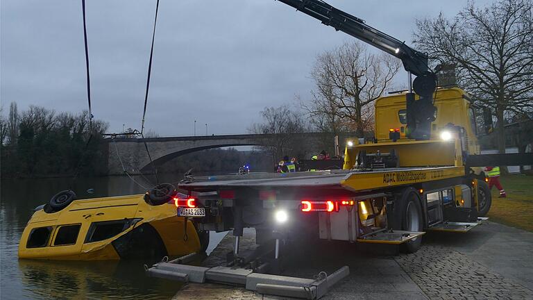 Kopfüber zog ein Abschlepper den in den Main bei Kitzingen gestürzten Lieferwagen aus dem Wasser. Kopfüber zog ein Abschlepper den in den Main bei Kitzingen gestürzten Lieferwagen aus dem Wasser.