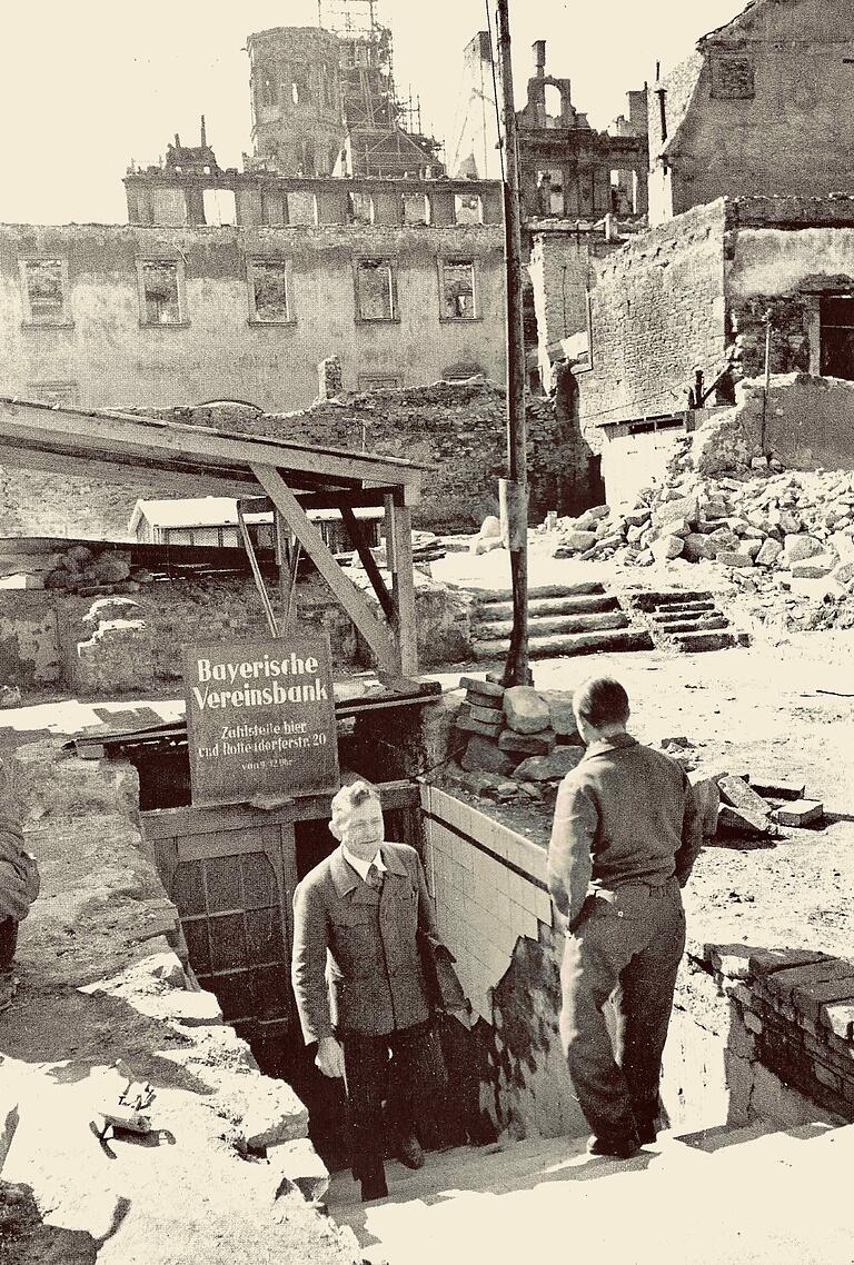 Auch das Haus der Bayerischen Vereinsbank wurde am 16. März 1945 zerstört. Die Bank nahm nach den Krieg zunächst einen provisorischen Betrieb in ihrem Keller auf.