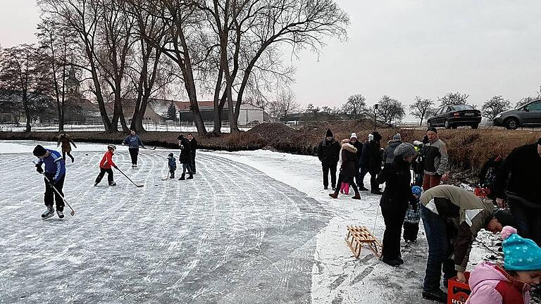 Eislaufen auf dem Mühlweiher       -  (la)   Rechtzeitig zum Wochenende war er bestens präpariert, der Mühlweiher bei Dürrfeld. Dank des Dauerfrosts in den letzten Wochen hatte sich auf dem See eine dicke und tragende Eisschicht gebildet, die zum Eislaufen und Hockeyspielen einlud. Alt und Jung nutzten diese Gelegenheit. Und wer selbst keine Kufen an den Füßen hatte, beobachtete das Geschehen auf dem Eis als Zuschauer. Im Herbst wird der Wasserspiegel des von der Anglergemeinschaft Grettstadt-Dürrfeld genutzten Weihers an der Ortsausfahrt in Richtung Prosselsheim stets abgesenkt. So lange zugefroren wie jetzt war der Teich in den letzten Jahren jedoch nicht.