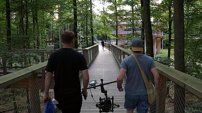 Auf dem Weg zu den Dreharbeiten auf dem Turm des Baumwipfelpfades Steigerwald für den Videoclip zu „Frische Luft“, der aktuellen Single von Wincent Weiss. Der Sänger eilt schon mal voraus. Auf dem Weg zu den Dreharbeiten auf dem Turm des Baumwipfelpfades Steigerwald für den Videoclip zu „Frische Luft“, der aktuellen Single von Wincent Weiss. Der Sänger eilt schon mal voraus.
