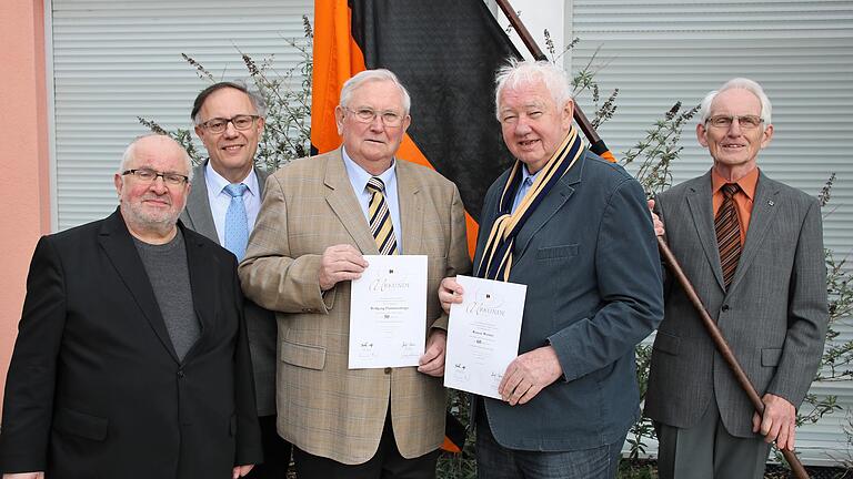 Ehrungen treuer Wegbegleiter bei der Volkacher Kolpingfamilie:(von links) Präses Pfarrer Johannes Hofmann, Fred Höhn (Vorstandsteam), Wolfgang Flammersberger (50 Jahre), Roman Werner (60 Jahre) und Christoph Wistuba (Vorstandsteam).