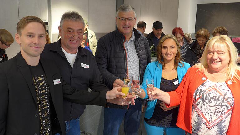 Starke Resonanz zur Neueröffnung des Küchenhauses in Sonderhofen bei (von links) Jochen und Richard Kreutzer mit Bürgermeister Heribert Neckermann, Manuela und Angela Kreutzer. Starke Resonanz zur Neueröffnung des Küchenhauses in Sonderhofen bei (von links) Jochen und Richard Kreutzer mit Bürgermeister Heribert Neckermann, Manuela und Angela Kreutzer.
