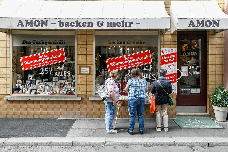 Auch im Schaufenster wird darauf hingewiesen, dass der Laden bald seine Türen schließen wird. Auch im Schaufenster wird darauf hingewiesen, dass der Laden bald seine Türen schließen wird. 
