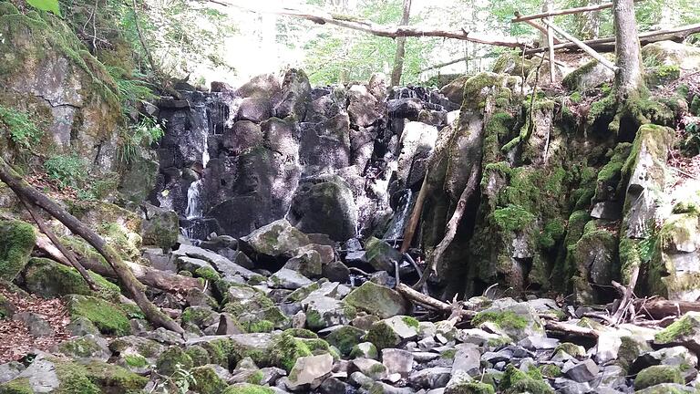 Am Wasserfall Teufelsmühle fließt nach dem trockenen Sommer aktuell nur wenig Wasser.