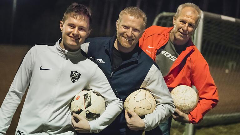 Drei Torhüter, drei Generationen, ein Ziel: Maximilian Gensler (von links), Oliver Kuehnast und Roland Geisler stehen bei der SG Unsleben/Wollbach zwischen den Pfosten. Drei Torhüter, drei Generationen, ein Ziel: Maximilian Gensler (von links), Oliver Kuehnast und Roland Geisler stehen bei der SG Unsleben/Wollbach zwischen den Pfosten.