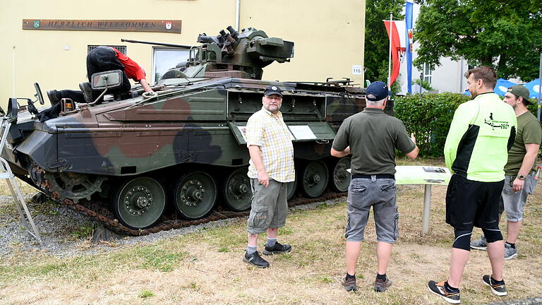 Der 'Marder' vor dem Kompaniegebäude ist ohne Motor und Getriebe und zählt zur Sammlung 'nicht einsatzfähiger' militärischer Fahrzeuge. Ein Blickfang ist er dennoch.