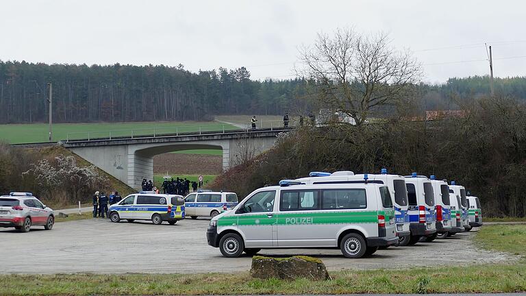 Nach einem Anschlag auf einen ICE auf der Strecke der Werntalbahn an Dreikönig 2021 gab es einen Großeinsatz der Polizei. Nach einem Anschlag auf einen ICE auf der Strecke der Werntalbahn an Dreikönig 2021 gab es einen Großeinsatz der Polizei.
