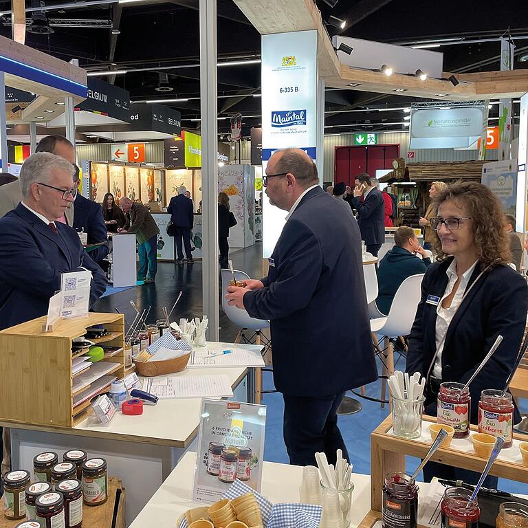 Verkaufsleiter Markus Seitz im Gespräch mit Hubert Bittlmayer, Amtschef des Bayerischen Staatsministeriums für Ernährung, Landwirtschaft, Forsten und Tourismus. Rechts Exportleiterin Martina Dütsch-Cerbone im Kundengespräch. Verkaufsleiter Markus Seitz im Gespräch mit Hubert Bittlmayer, Amtschef des Bayerischen Staatsministeriums für Ernährung, Landwirtschaft, Forsten und Tourismus. Rechts Exportleiterin Martina Dütsch-Cerbone im Kundengespräch.