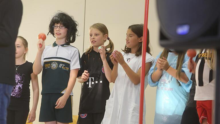 Theater       -  Von der Bananenflanke bis zum Fußballfieber erklärten die Schülerinnen und Schüler der Theatergruppe der Grundschule Sulzfeld alles was rund um das Runde wissenswert war.