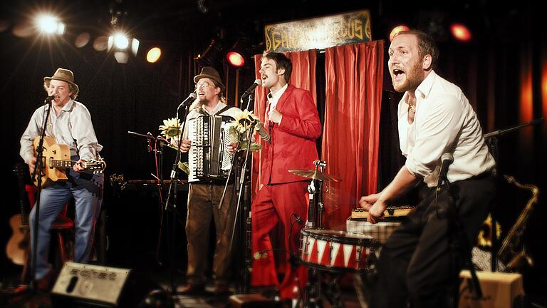Gankino Circus auf der Bühne in voller Aktion. Von links Ralf Wieland, Maximilian Eder, Simon Schorndammer und Johannes Sens. Gankino Circus auf der Bühne in voller Aktion. Von links Ralf Wieland, Maximilian Eder, Simon Schorndammer und Johannes Sens. 