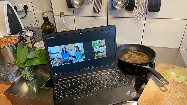 Wenn der Kochkurs online stattfindet, steht der Laptop eben in der Küche zwischen den Töpfen.  Unsere Mitarbeiterin hat mitgekocht. Foto: Angelika Silberbach       -  Wenn der Kochkurs online stattfindet, steht der Laptop eben in der Küche zwischen den Töpfen.  Unsere Mitarbeiterin hat mitgekocht. Foto: Angelika Silberbach