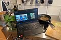 Wenn der Kochkurs online stattfindet, steht der Laptop eben in der Küche zwischen den Töpfen.  Unsere Mitarbeiterin hat mitgekocht. Foto: Angelika Silberbach       -  Wenn der Kochkurs online stattfindet, steht der Laptop eben in der Küche zwischen den Töpfen.  Unsere Mitarbeiterin hat mitgekocht. Foto: Angelika Silberbach