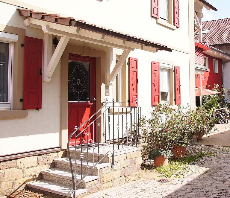 Dezente Fassadenfarbe, aber kräftige Farbakzente an Fensterläden und Haustür kennzeichnen dieses sanierte Wohnhaus in Bergrheinfeld. Dezente Fassadenfarbe, aber kräftige Farbakzente an Fensterläden und Haustür kennzeichnen dieses sanierte Wohnhaus in Bergrheinfeld.