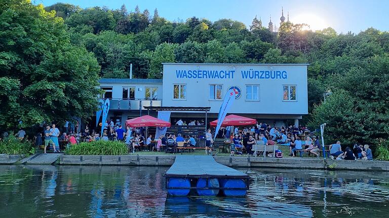 Mit einem Sommerfest wurde das 75-jährige Jubiläum der Wasserwacht in Würzburg gefeiert. Mit einem Sommerfest wurde das 75-jährige Jubiläum der Wasserwacht in Würzburg gefeiert.