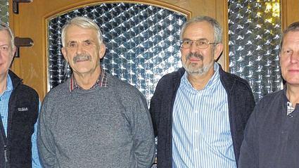 Ausgezeichnete Vogelschützer: LBV-Kreisvorsitzender Hartwig Brönner (von links) ehrte Dr. Hartmut Lang (Karlstadt), Gosbert Endres (Steinfeld) und Jürgen Herold (Burgsinn) für 30-jährige Mitgliedschaft. Ausgezeichnete Vogelschützer: LBV-Kreisvorsitzender Hartwig Brönner (von links) ehrte Dr. Hartmut Lang (Karlstadt), Gosbert Endres (Steinfeld) und Jürgen Herold (Burgsinn) für 30-jährige Mitgliedschaft.
