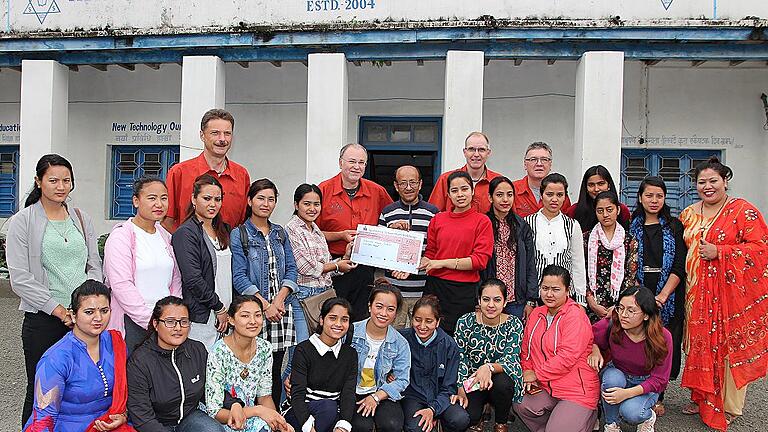 Die Himalya-Wanderer aus den Haßbergen überreichen einen Scheck an die Adanya Karsha School Patan. Das Geld kommt der Schulbibliothek für die Anschaffung von Lehrmaterial zugute.