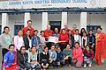 Die Himalya-Wanderer aus den Haßbergen überreichen einen Scheck an die Adanya Karsha School Patan. Das Geld kommt der Schulbibliothek für die Anschaffung von Lehrmaterial zugute.