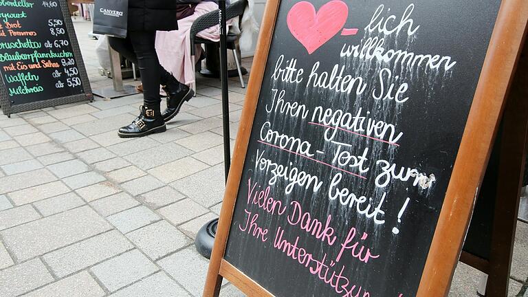 Ein Schild weist auf den benötigten Test hin. Das könnte in Zukunft für Ungeimpfte überall&nbsp; die Regel sein.