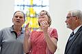 'Wow, welch' ein Blick': Begeistert und beeindruckt zeigte sich die Präsidentin des Deutschen Caritasverbandes,&nbsp;Eva Maria Welskop-Deffaa, bei ihrem Besuch im casa Vielfalt. Kirchenpfleger Ottmar Prell (links) und Kilian Hartmann, Vorsitzender des Kreis-Caritasverbandes Schweinfurt, zeigen dem Gast aus München den neuen Kirchenraum und das gemeinsam genutzte Gebäude.