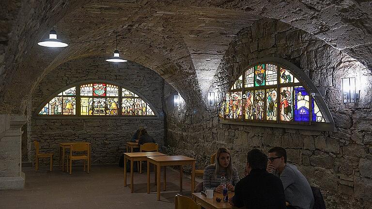 Die beiden Glasfenster des jüdischen Weinhändlers Max Stern sind wieder zurück im ehemaligen Weinkeller unter der Alten Universität, der heute von Jurastudierenden als Cafeteria genutzt wird. Sie erzählen die Geschichte vom guten und vom schlechten Ehemann. Die beiden Glasfenster des jüdischen Weinhändlers Max Stern sind wieder zurück im ehemaligen Weinkeller unter der Alten Universität, der heute von Jurastudierenden als Cafeteria genutzt wird. Sie erzählen die Geschichte vom guten und vom schlechten Ehemann.