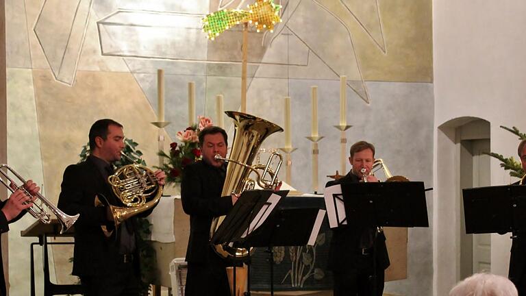Die Formation Classic Brass brilliert beim Neujahrskonzert in der Auferstehungskirche. Foto: Werner Vogel       -  Die Formation Classic Brass brilliert beim Neujahrskonzert in der Auferstehungskirche. Foto: Werner Vogel