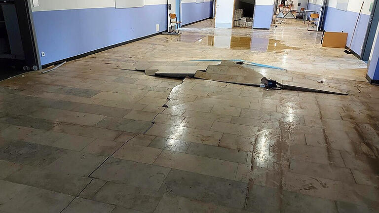 Schaden im siebenstelligen Bereich entstand am 9. Juli beim Eintritt von Hochwasser in die Realschule Ebern. Kreiskämmerer Marcus Fröhlich stellte die Zahlen im Kreisausschuss vor. Schaden im siebenstelligen Bereich entstand am 9. Juli beim Eintritt von Hochwasser in die Realschule Ebern. Kreiskämmerer Marcus Fröhlich stellte die Zahlen im Kreisausschuss vor.