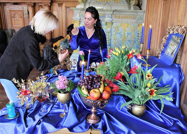 Die gebürtige Iranerin Mahin Benam (rechts) aus Marktsteft hat den Nouruz-Tisch im Historischen Kitzinger Rathaussaal ebenso liebevoll wie farbenfroh gedeckt. Die gebürtige Iranerin Mahin Benam (rechts) aus Marktsteft hat den Nouruz-Tisch im Historischen Kitzinger Rathaussaal ebenso liebevoll wie farbenfroh gedeckt.
