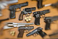 Illegale Waffen können straffrei abgegeben werden.jpeg       -  Die Zahl scharfer Waffen, die in Augsburg im Umlauf sind, ist in den vergangenen Jahren gestiegen. Ein Großteil entfällt auf Jäger und Sportschützen.