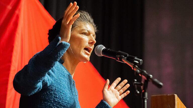 Anfang März 2023 kam Sahra Wagenknecht auf Einladung des Bundestagsabgeordneten Klaus Ernst nach Schweinfurt. Ihre Rede in der vollbesetzten Stadthalle wurde vom Publikum mit viel Beifall bedacht. Anfang März 2023 kam Sahra Wagenknecht auf Einladung des Bundestagsabgeordneten Klaus Ernst nach Schweinfurt. Ihre Rede in der vollbesetzten Stadthalle wurde vom Publikum mit viel Beifall bedacht.