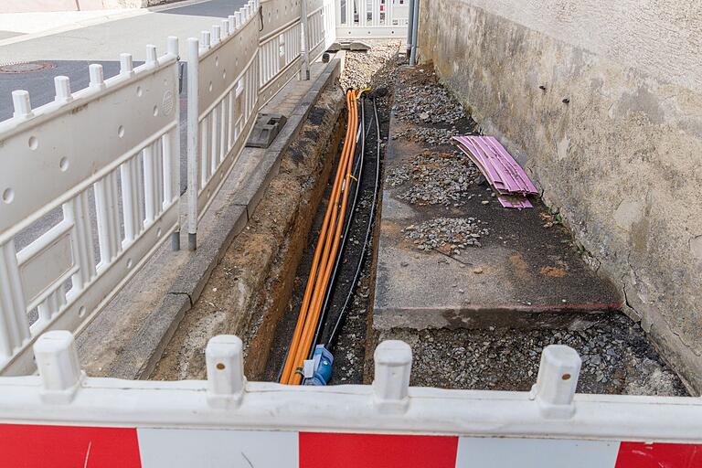 In Karsbach soll es bis Ende des Jahres überall im Ort Glasfaseranschlüsse geben. Bis 2011 gab es dort nur Internet über eine Kupferleitung. (Archivfoto) In Karsbach soll es bis Ende des Jahres überall im Ort Glasfaseranschlüsse geben. Bis 2011 gab es dort nur Internet über eine Kupferleitung. (Archivfoto)