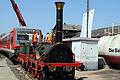 Der Adler ist gelandet       -  Bereits am Samstagmittag kündigte sich das Bahnjubiläum 150 Jahre Tauberbahn im Bahnhof Lauda an.  Um 11.27 Uhr fuhr die E-Lok 111 001-4 vom Eisenbahnmuseum Nürnberg mit einer besonderen Fracht im Bahnhof Lauda ein &ndash; auf Tiefgüterwagen der Nachbau des legendären Adlers von 1835 mit seinem Tender und zwei historischen Personenwagen.  Da auf Gleis 12 kein Strom ist, wurde der wertvolle Fracht mit dem Triebwagen VT 928 553 zur Abladeposition gebracht. Die Zaungäste und Fotografen brauchten jedoch viel Geduld bis das Spektakel schließlich kurz nach 13.30 Uhr begann.  Mit Manneskraft wurden zuerst die Planen entfernt, danach wurde gesichert und kurze Zeit später hing der Tender der Lokomotive am Haken &ndash; nach wenigen Minuten war dieser auf Gleis 12 aufgegleist.  Als nächster war der Adler dran &ndash; auch dieser hing nur wenige Minuten am Schwerlastkranen. Um 13.39 Uhr war der Adler gelandet. Die Eingleisung erfolgte mit viel Schwung und etwas Manneskraft.  Danach kamen die beiden Personenwagen dran. Um 14.15 Uhr trafen schließlich auch die anderen Diesel- und E-Lok-Raritäten im Bahnhof Lauda ein &ndash; alles in einer Zuggarnitur mit zahlreichen historischen Personenwagen &ndash; darunter auch der Rheingold &ndash; gezogen von der historischen E-Lokomotive E 40 128.