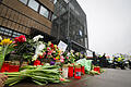 Nach dem Amoklauf in Hamburg       -  Blumen und Kerzen erinnern am Montag am Tatort, dem Gemeindehaus der Zeugen Jehovas in Hamburg, an die Bluttat.