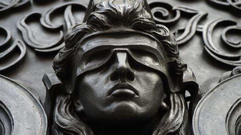 Justitia.jpeg       -  Eine Figur der blinden Justitia.
