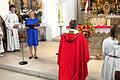 Das Foto zeigt Lektorin Mechthild Then, die die Fürbitten vorträgt, die die Gemeinde vor Gott trägt und um Hilfe bittet. Bei der Feier des Kirchenpatrons denken die Gläubigen nicht nur an ihre Feier, sondern richten ihre Gedanken auch an die Menschen, die unter Krieg, Verfolgung, Hungersnot leiden. Ein besonderes Gedenken galt den Opfern des Attentats in Solingen.