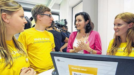 Nah an neuen Medien: Dorothee Bär beim Start des interaktiven Online-Tools Wahl-O-Mat 2013.