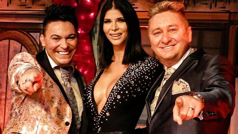 Die Fellas mit Micaela Schäfer. Die Fellas mit Micaela Schäfer.