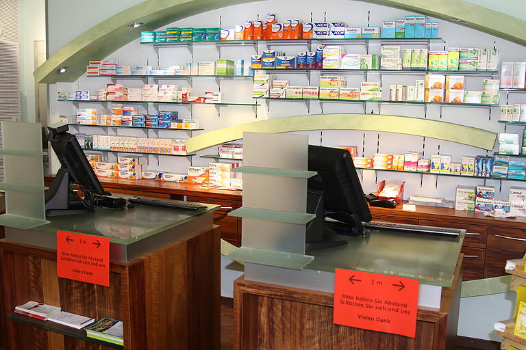 Hinweisschilder sollen die Kunden auf Sicherheitsabstand halten. In der Bavaria-Apotheke in Höchberg werden nächste Woche zusätzlich Plexiglaswände montiert. Hinweisschilder sollen die Kunden auf Sicherheitsabstand halten. In der Bavaria-Apotheke in Höchberg werden nächste Woche zusätzlich Plexiglaswände montiert. 