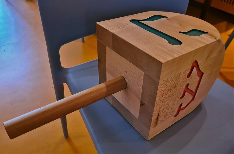 Im Schulraum galt es für Nina Colantonio, Gefion Göttert, Linda Hader und Maximilian Wieser, die Bildung in der jüdischen Kultur greifbar und erfahrbar zu machen. Die Gruppe bastelte einen Dreidel zur Erreichbarkeit der Buchstaben. Im Schulraum galt es für Nina Colantonio, Gefion Göttert, Linda Hader und Maximilian Wieser, die Bildung in der jüdischen Kultur greifbar und erfahrbar zu machen. Die Gruppe bastelte einen Dreidel zur Erreichbarkeit der Buchstaben.